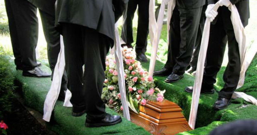 Lecciones de Vida en Funerales - ZonaVertical